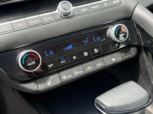 Used 2025 Hyundai Elantra Limited FWD image 11