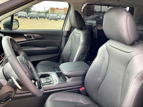 Certified 2025 Kia Carnival SX FWD image 10