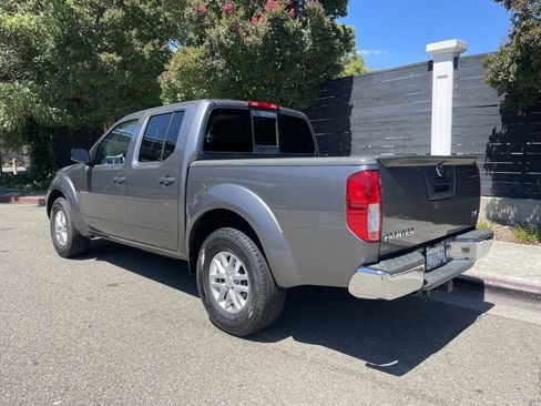 Used 2016 Nissan Frontier SV RWD image 9