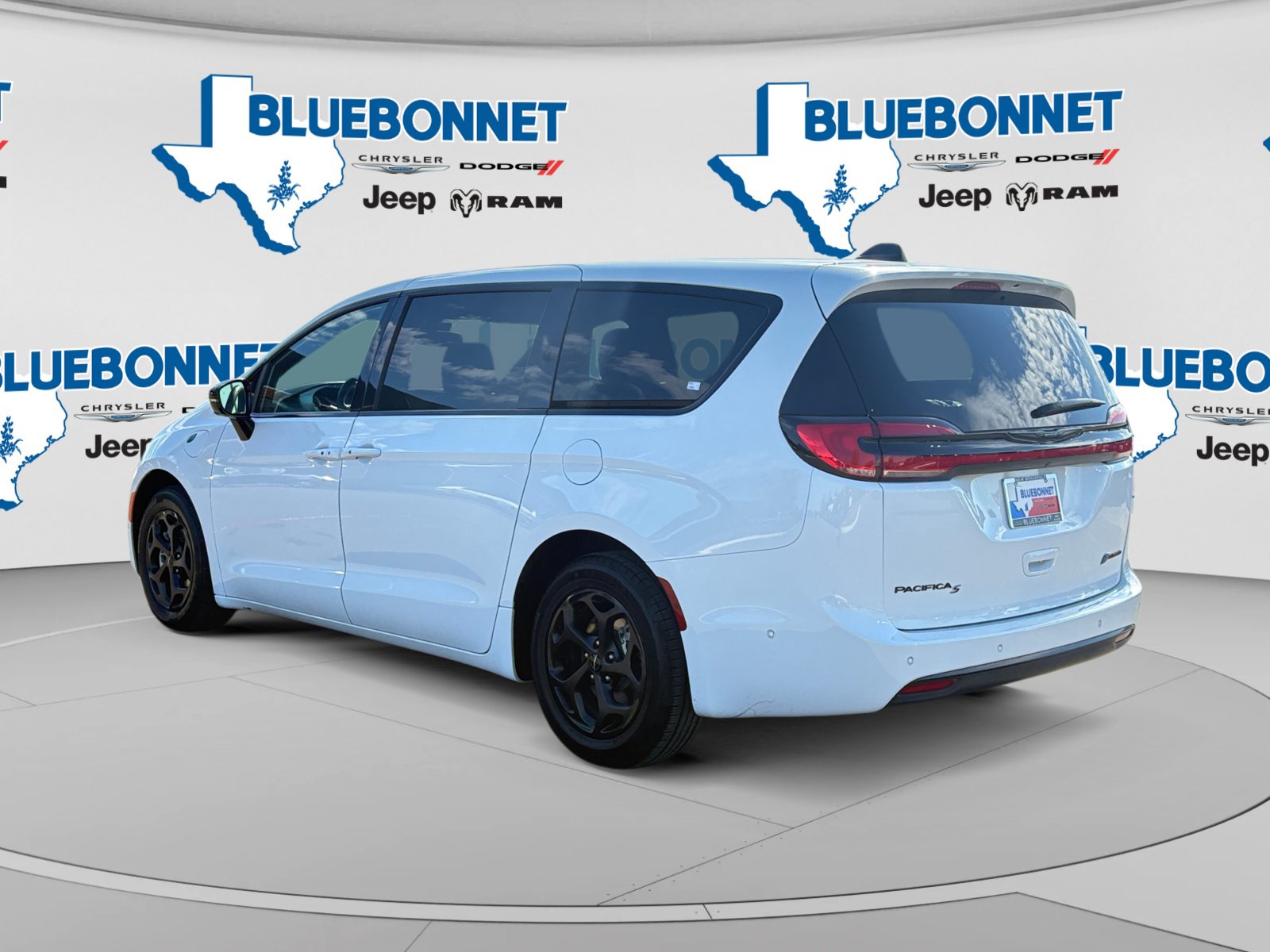 Used 2024 Chrysler Pacifica Limited FWD image 7