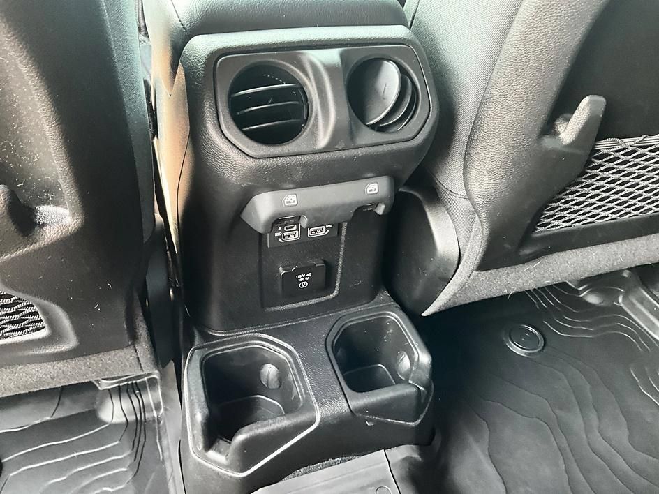 Used 2025 Jeep Wrangler Unlimited Rubicon w/ Convenience Group AWD/4WD image 29