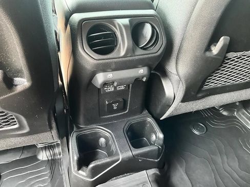Used 2025 Jeep Wrangler Unlimited Rubicon w/ Convenience Group AWD/4WD image 29