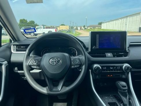 Used 2025 Toyota RAV4 XLE FWD image 19