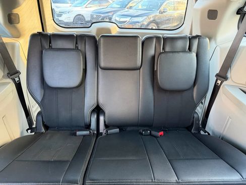 Used 2019 Dodge Grand Caravan SXT image 13
