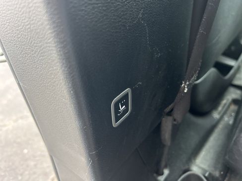 Used 2020 Chrysler Pacifica Touring-L image 16