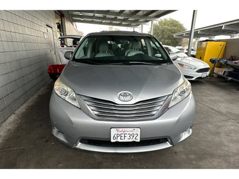 Used 2011 Toyota Sienna Limited w/ Premium Pkg FWD image 3
