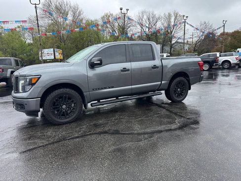 Used 2018 Nissan Titan SV w/ SV Convenience Package AWD/4WD image 5