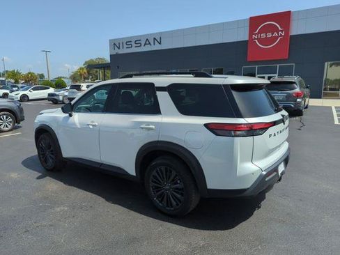 Certified 2026 Nissan Pathfinder SL w/ SL Premium Package FWD image 9