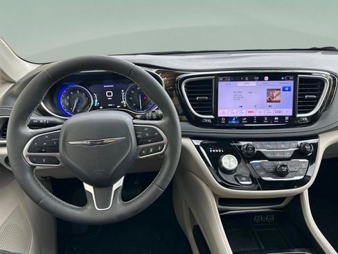 Used 2023 Chrysler Pacifica Limited AWD/4WD image 23