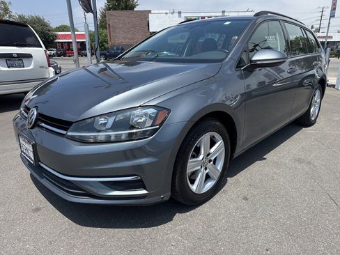 Used 2018 Volkswagen Golf SE FWD image 2