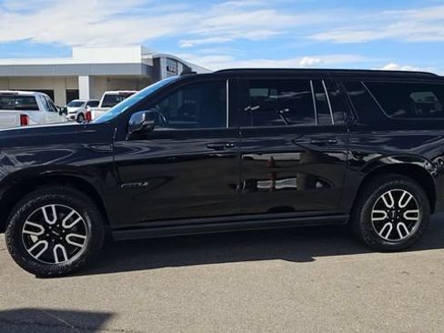 Used 2021 GMC Yukon XL AT4 w/ AT4 Premium Plus Package AWD/4WD image 6