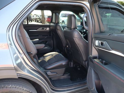 Used 2025 Ford Explorer ST AWD/4WD image 31