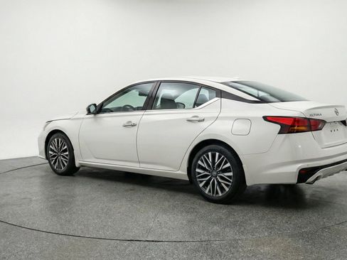 Used 2025 Nissan Altima 2.5 SV FWD image 6