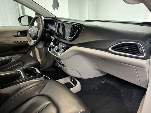 Used 2023 Chrysler Pacifica Touring-L FWD image 28