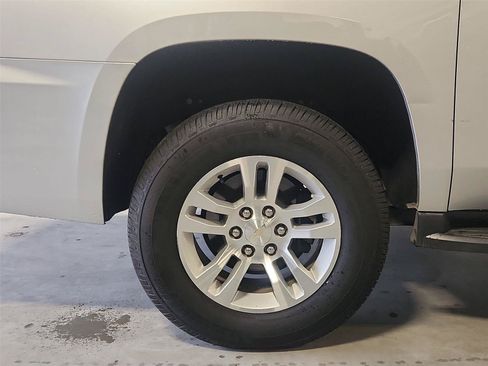 Used 2018 Chevrolet Suburban LT AWD/4WD image 32