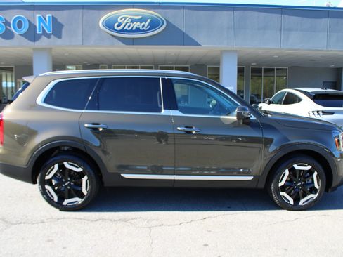 Used 2024 Kia Telluride S image 2