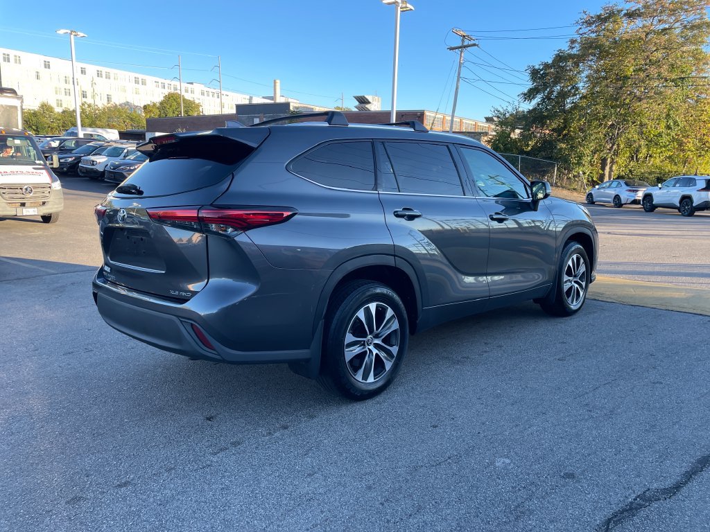 Used 2021 Toyota Highlander XLE AWD/4WD image 5