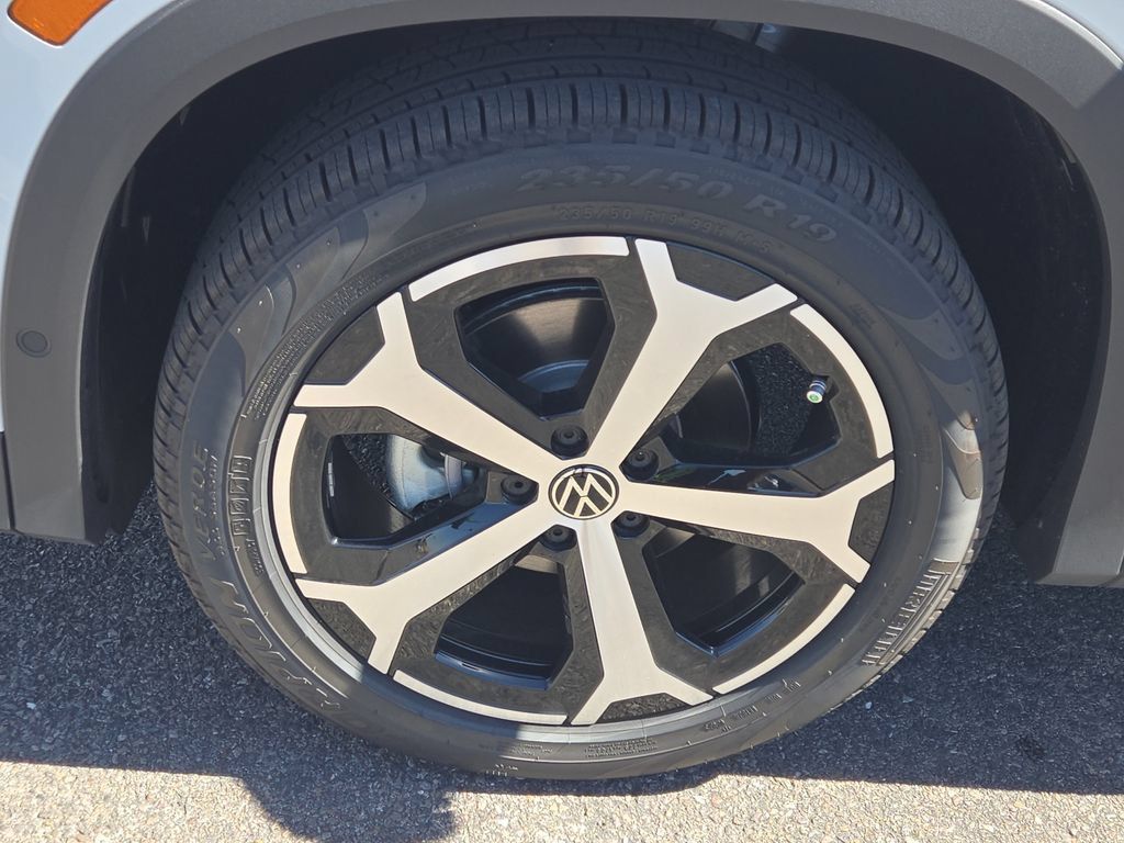 Certified 2025 Volkswagen Tiguan SE FWD image 14