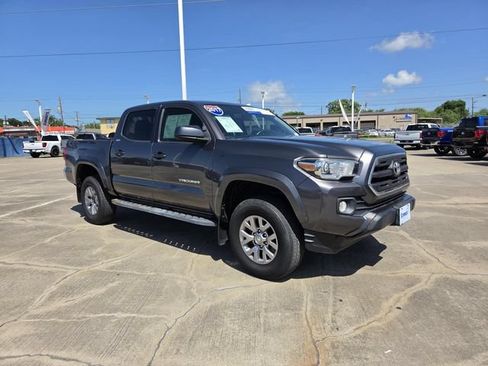 Used 2017 Toyota Tacoma SR5 w/ Tow Package RWD image 19