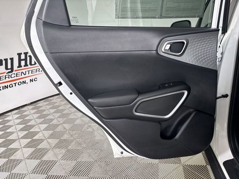 Used 2025 Kia Soul LX w/ LX Technology Package FWD image 19