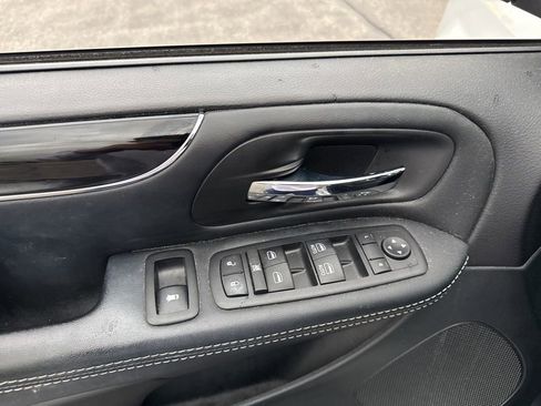 Used 2017 Dodge Grand Caravan SXT w/ Driver Convenience Group image 10