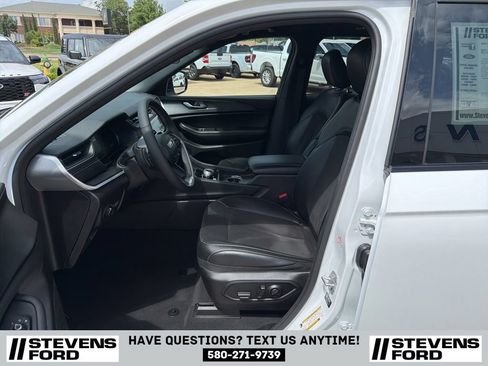 Used 2025 Jeep Grand Cherokee Altitude AWD/4WD image 10