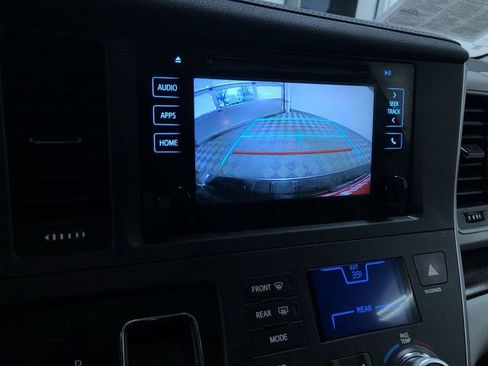 Used 2015 Toyota Sienna XLE image 32