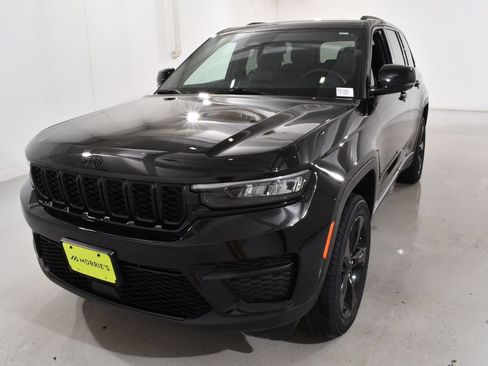 Used 2023 Jeep Grand Cherokee Altitude AWD/4WD image 2
