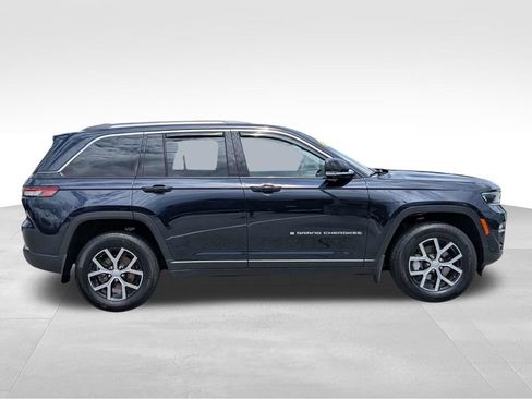 Used 2024 Jeep Grand Cherokee Limited w/ Luxury Tech Group II RWD image 3