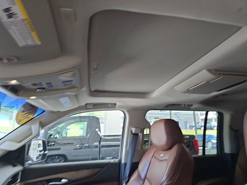Used 2018 Cadillac Escalade ESV Premium Luxury AWD/4WD image 17
