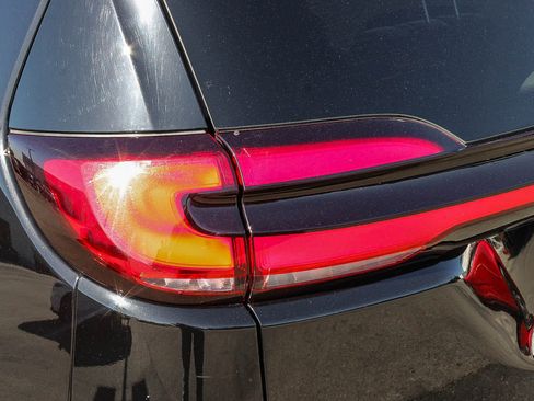 Used 2024 Chrysler Pacifica Limited FWD image 8