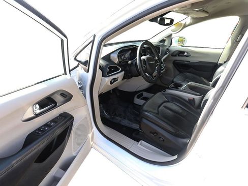 Used 2022 Chrysler Pacifica Touring-L FWD image 11