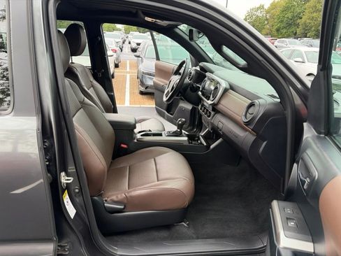 Used 2016 Toyota Tacoma Limited w/ Towing Package AWD/4WD image 23