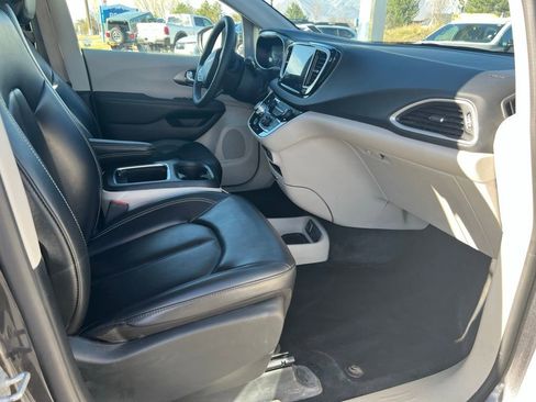 Used 2023 Chrysler Pacifica Touring-L image 12