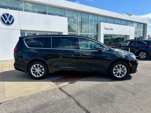 Used 2024 Chrysler Pacifica Touring-L AWD/4WD image 8