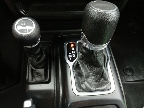 Used 2023 Jeep Gladiator Sport AWD/4WD image 16