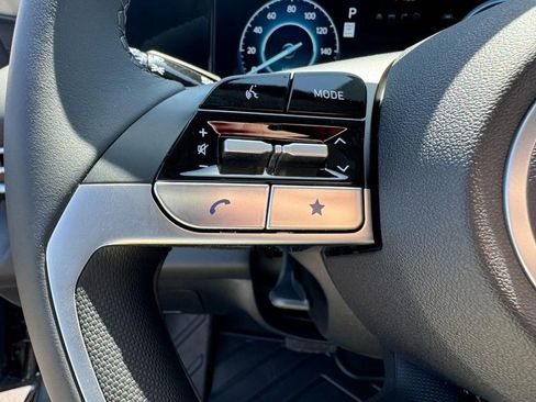 Used 2025 Hyundai Elantra Limited image 17