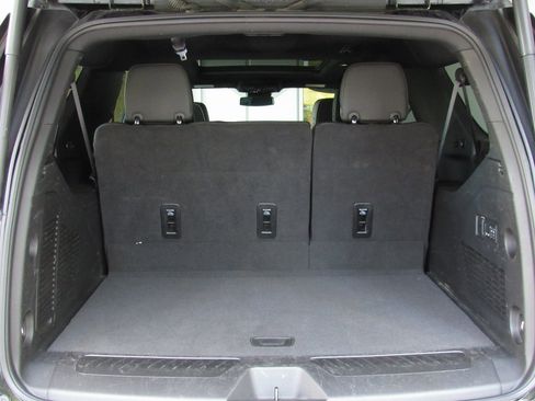 Used 2024 GMC Yukon XL SLT w/ SLT Luxury Package image 21