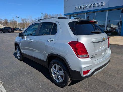 Used 2022 Chevrolet Trax LT w/ LT Convenience Package image 3