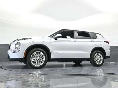 Used 2023 Mitsubishi Outlander ES image 56