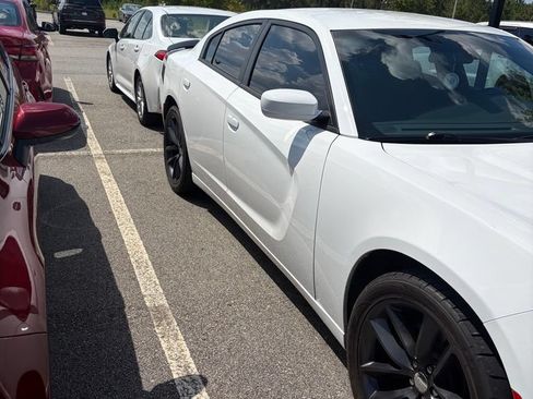 Used 2019 Dodge Charger SXT RWD image 14