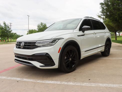 Used 2022 Volkswagen Tiguan SE R-Line FWD image 3