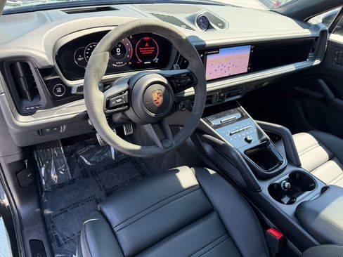 Certified 2025 Porsche Cayenne GTS AWD/4WD image 4