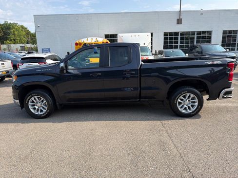 Used 2022 Chevrolet Silverado 1500 LT AWD/4WD image 9