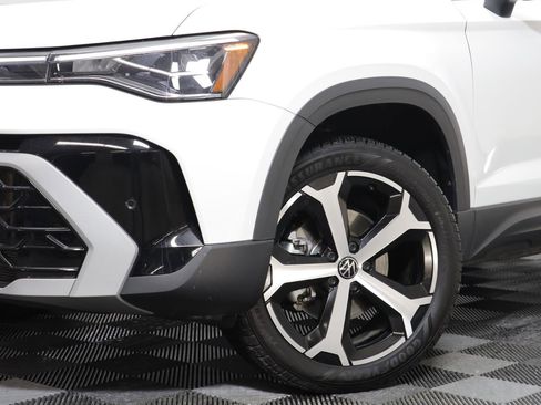 Used 2025 Volkswagen Taos SEL image 3