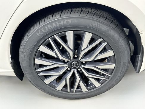 Used 2023 Nissan Altima 2.5 SV FWD image 11
