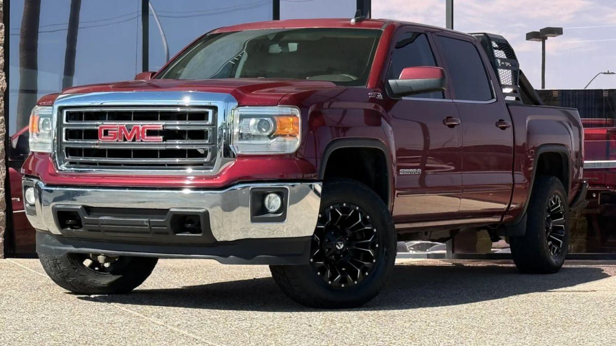 Used 2015 GMC Sierra 1500 SLE w/ SLE Value Package AWD/4WD image 2