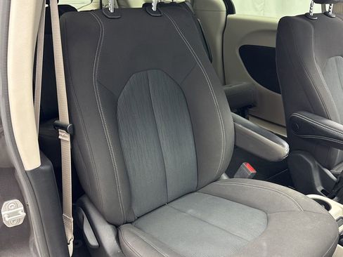Used 2022 Chrysler Voyager LX FWD image 23