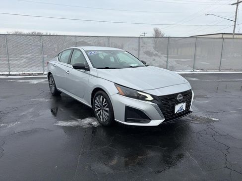 Used 2024 Nissan Altima 2.5 SV image 1