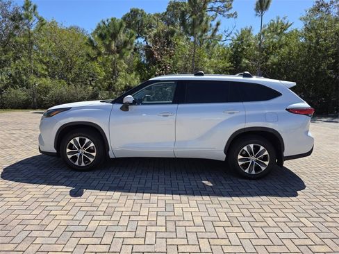 Certified 2022 Toyota Highlander XLE image 8